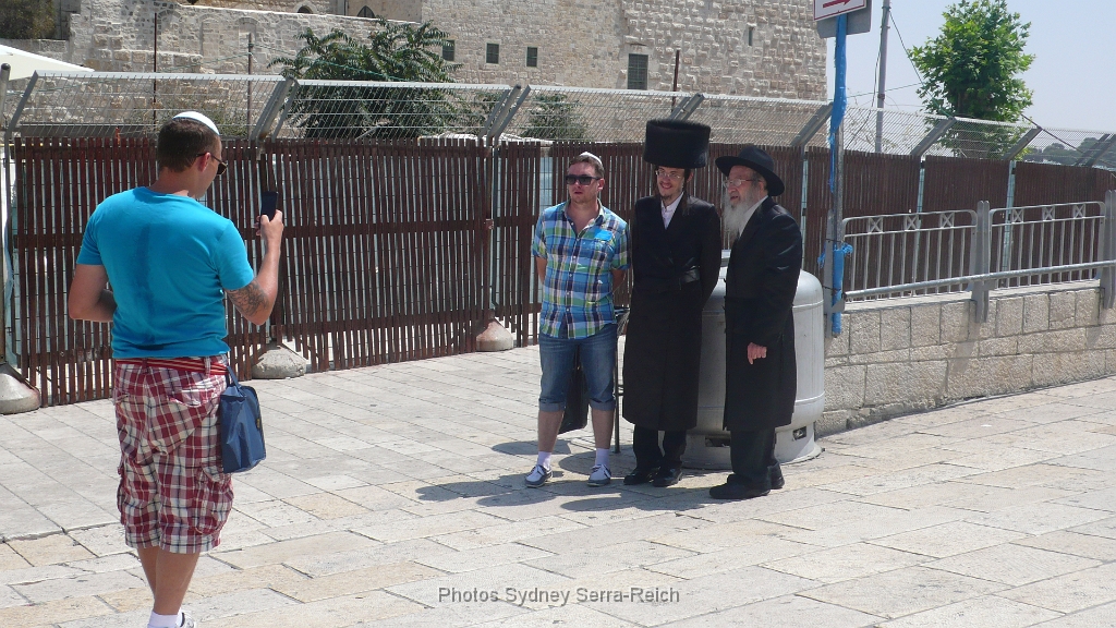 Touriste se faisant photographier avec des religieux .JPG - Touriste se faisant photographier avec des religieux.